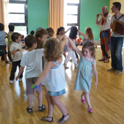 des enfants qui dansent lors d'un bal joué par la compagnie de théâtre CCDM