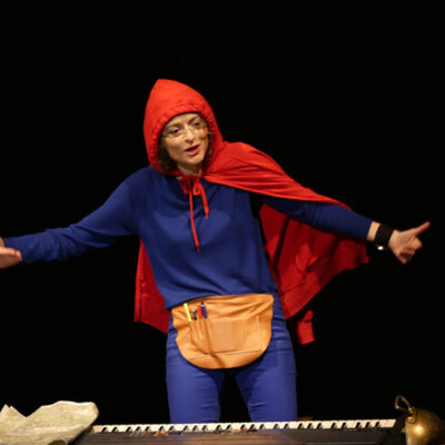 Une comédienne de la compagnie de théâtre pour enfant CCDM